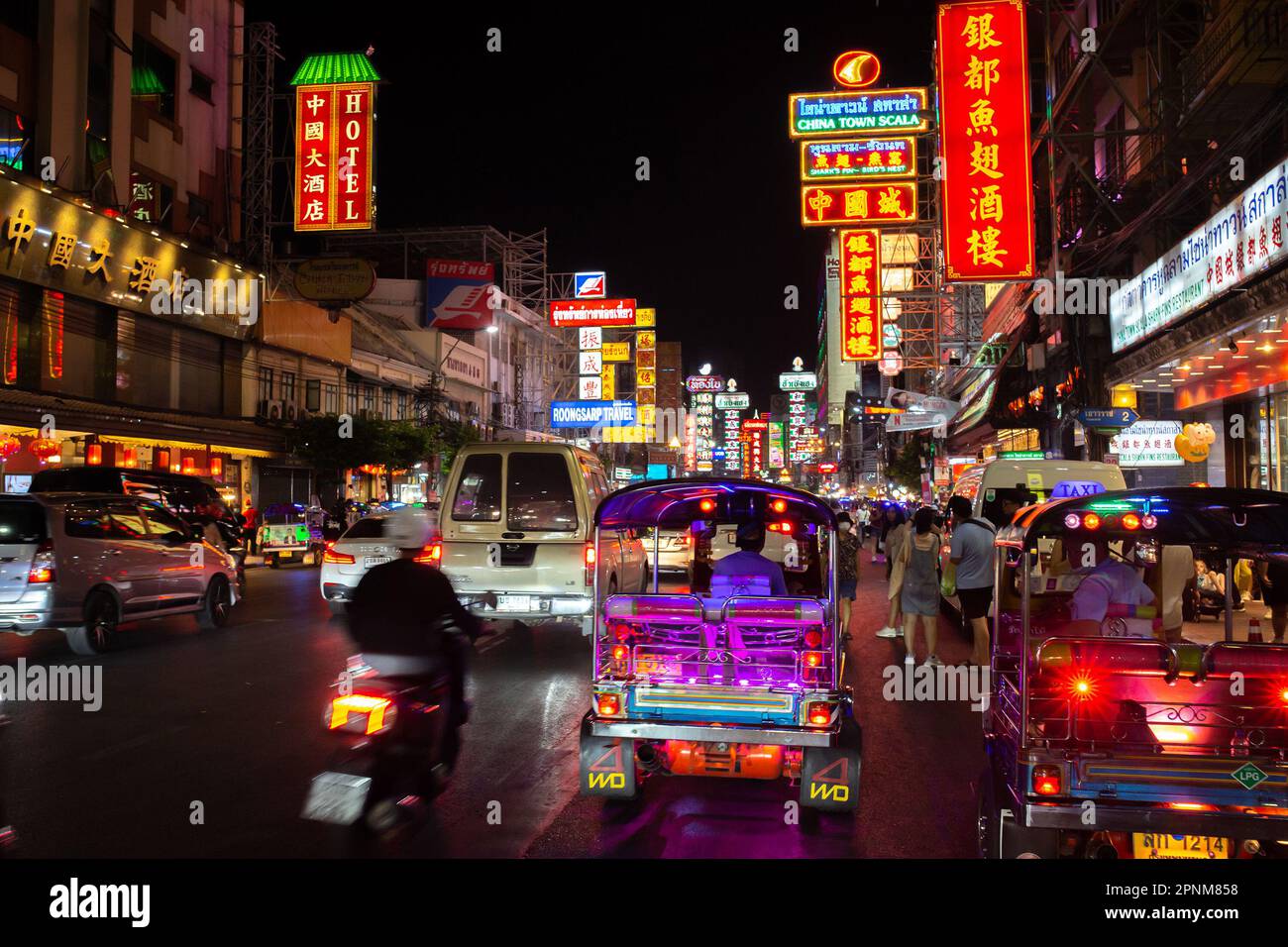Bangkok, Thailand - 9. April 2023: Verkehr auf der Yaowarat Road, Bangkok, Thailand. Stockfoto