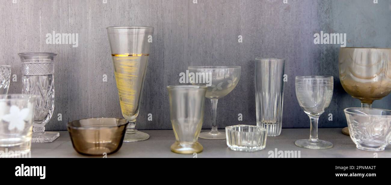 Vintage Glaswaren gefundene Objekte Teil der Kunstwerke von Jannis Kounellis (1936 - 2017), Mitglied der Arte Povera (Poor Art)-Bewegung in Italien Stockfoto