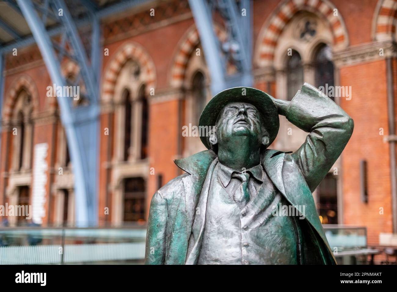 Statue von John Betjeman am Bahnhof St. Pancras International London UK im Obergeschoss Drücken Sie Ihre Tür, um Ihre Worte zu hören Stockfoto