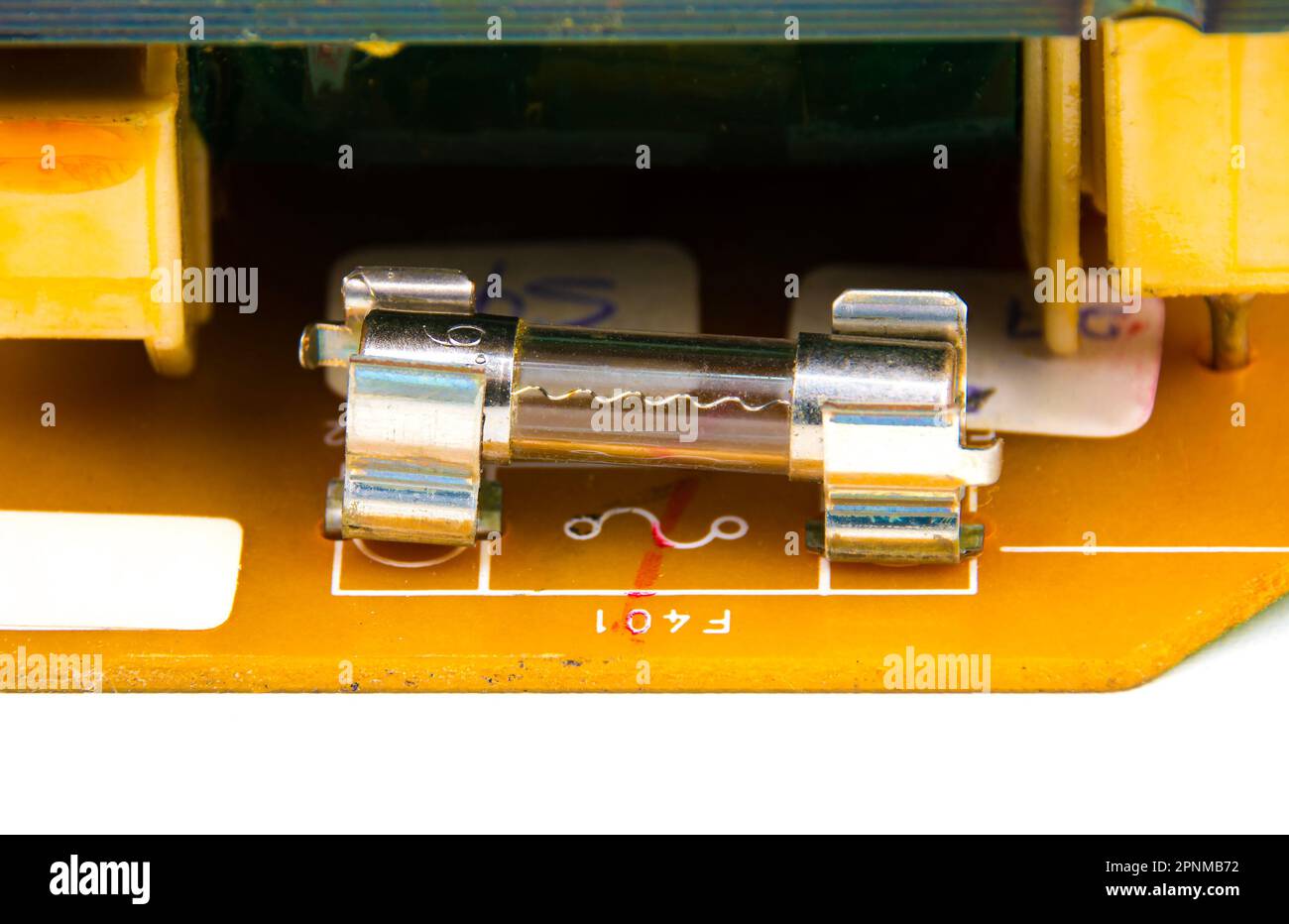 Glassicherung auf der Leiterplatte von elektrischen Geräten, Teilekonzept Elektronik. Stockfoto