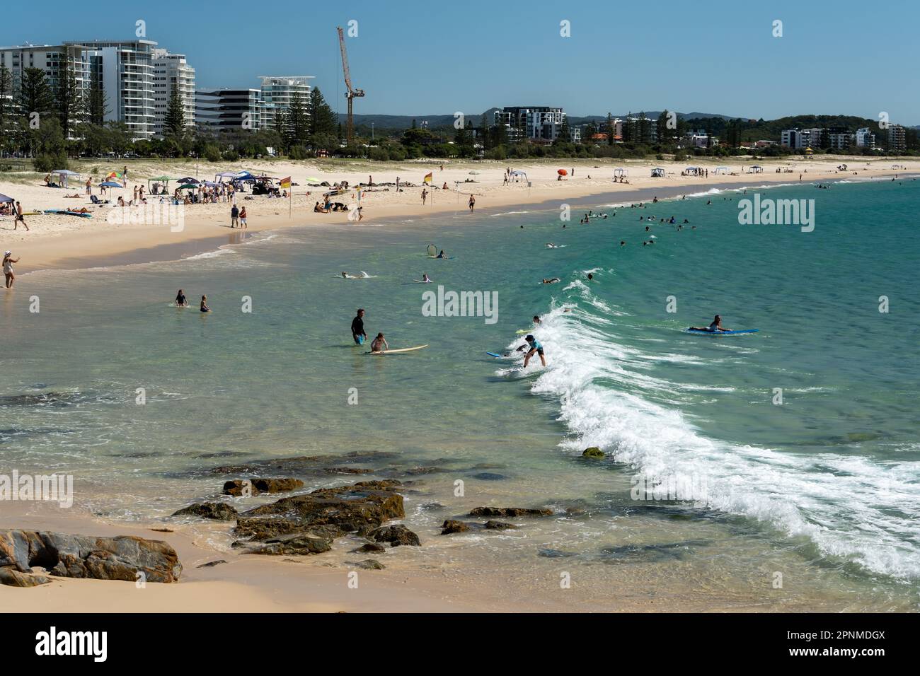 Blick nach Norden entlang des Kirra Beach an einem schönen Sommertag. Gold Coast, Queensland, Australien Stockfoto