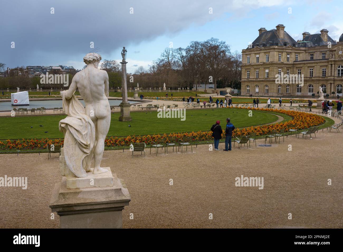 Jardin du Luxembourg und Schloss mit historischen Skulpturen in Paris, Frankreich. 24. März 2023. Stockfoto