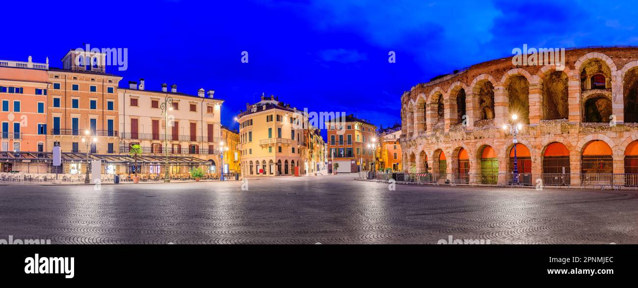 Verona, Italien. Die Arena von Verona, römisches Amphitheater auf der Piazza Bra. Stockfoto