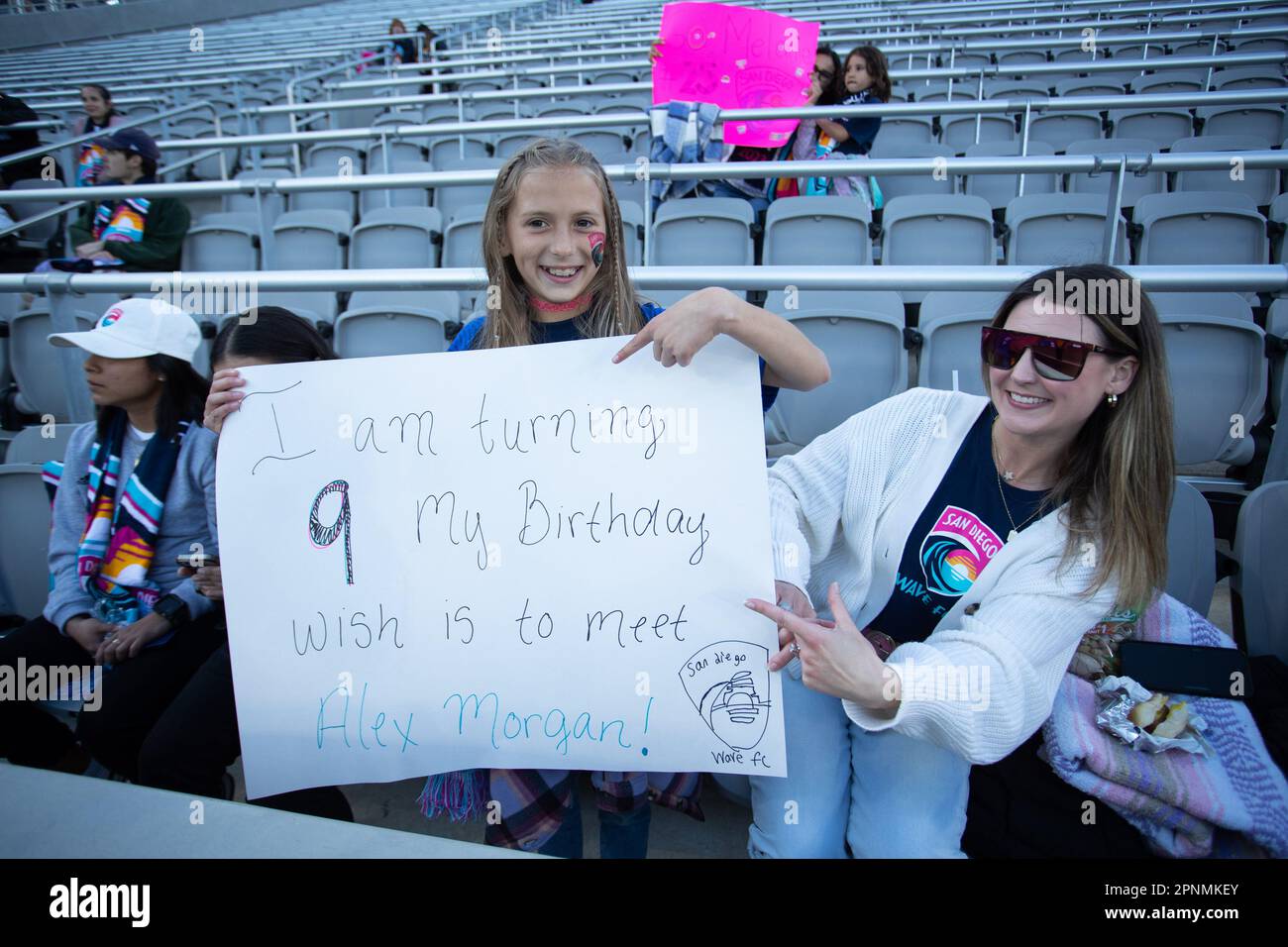 San Diego, USA. 19. April 2023. San Diego, Kalifornien, 19. April Fans, die sich vor dem Spiel der National Women's Soccer League Challenge zwischen dem San Diego Wave FC und dem Portland Thorn FC im Snapdragon Stadium in San Diego, Kalifornien, USA (Xavier Hernandez/SPP) Aufwärmen ansehen. Guthaben: SPP Sport Press Photo. Alamy Live News Stockfoto