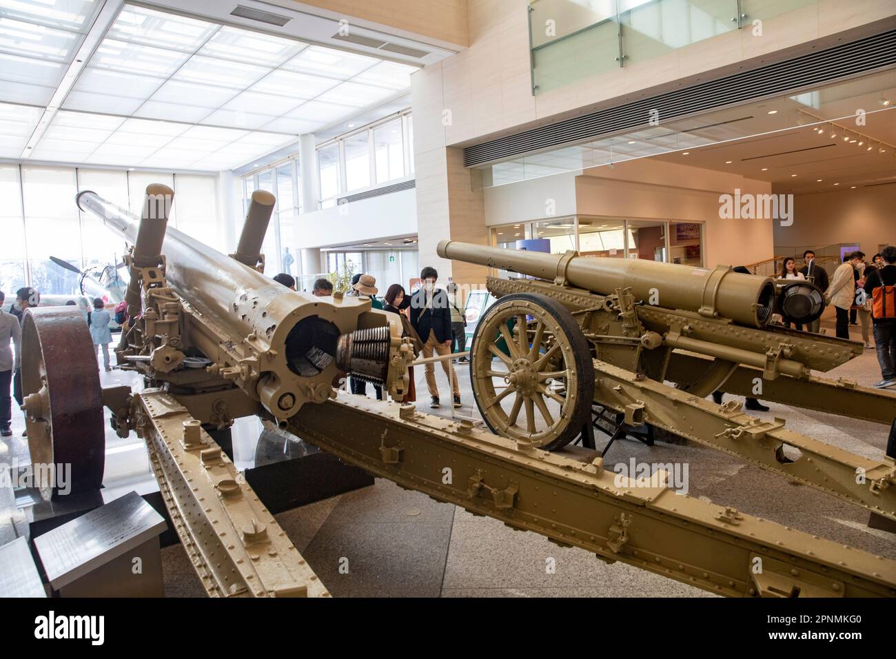 Yushukan war Museum in Tokio mit schweren Artilleriewaffen auf der Ausstellung, Tokio, Japan, Asien Stockfoto