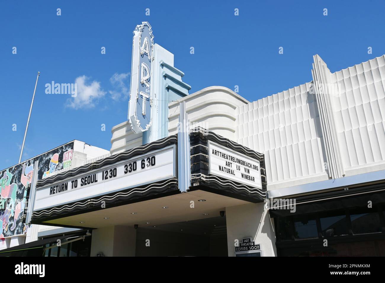 LONG BEACH, KALIFORNIEN - 19. April 2023: Das Art Theatre in 4. Streets Retro Row, in einem restaurierten Theater aus dem Jahr 1920er mit einer Vorführung der Wein- und Kaffeebar Stockfoto