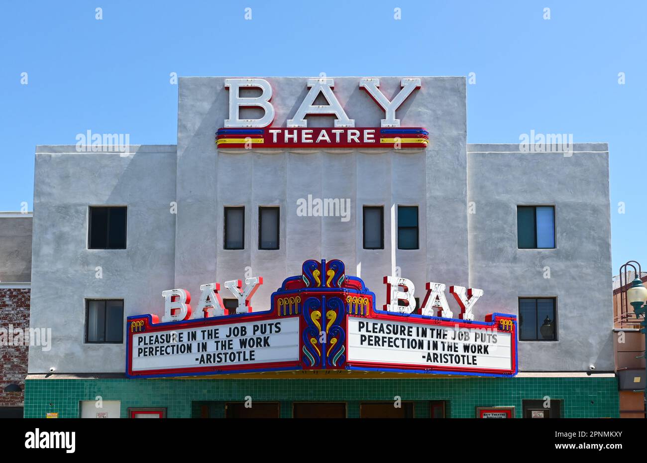 SEAL BEACH, KALIFORNIEN - 19. April 2023: The Bay Theatre on Main Street, ist ein Kino mit einem Bildschirm, das am besten für seine Vorführungen von ausländischen und Inland bekannt ist Stockfoto