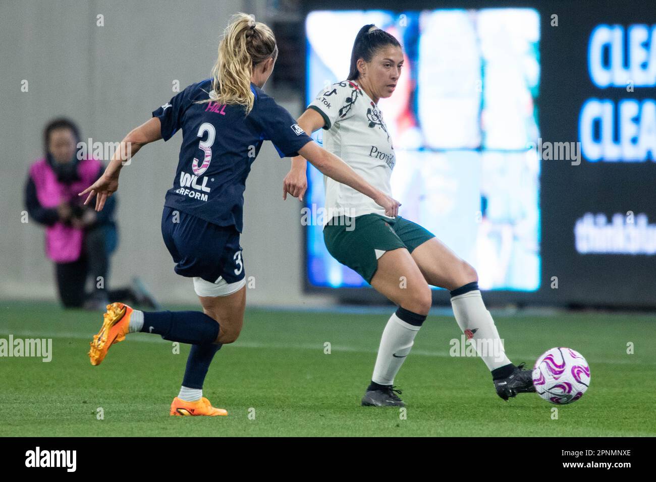 San Diego, USA. 19. April 2023. San Diego, Kalifornien, 19. April Reyna Reyes (2 Portland Thorns FC) in Aktion während des National Women's Soccer League Cup Challenge Spiels zwischen dem San Diego Wave FC und dem Portland Thorns FC im Snapdragon Stadium in San Diego, Kalifornien, USA (Xavier Hernandez/SPP) Guthaben: SPP Sport Press Photo. Alamy Live News Stockfoto