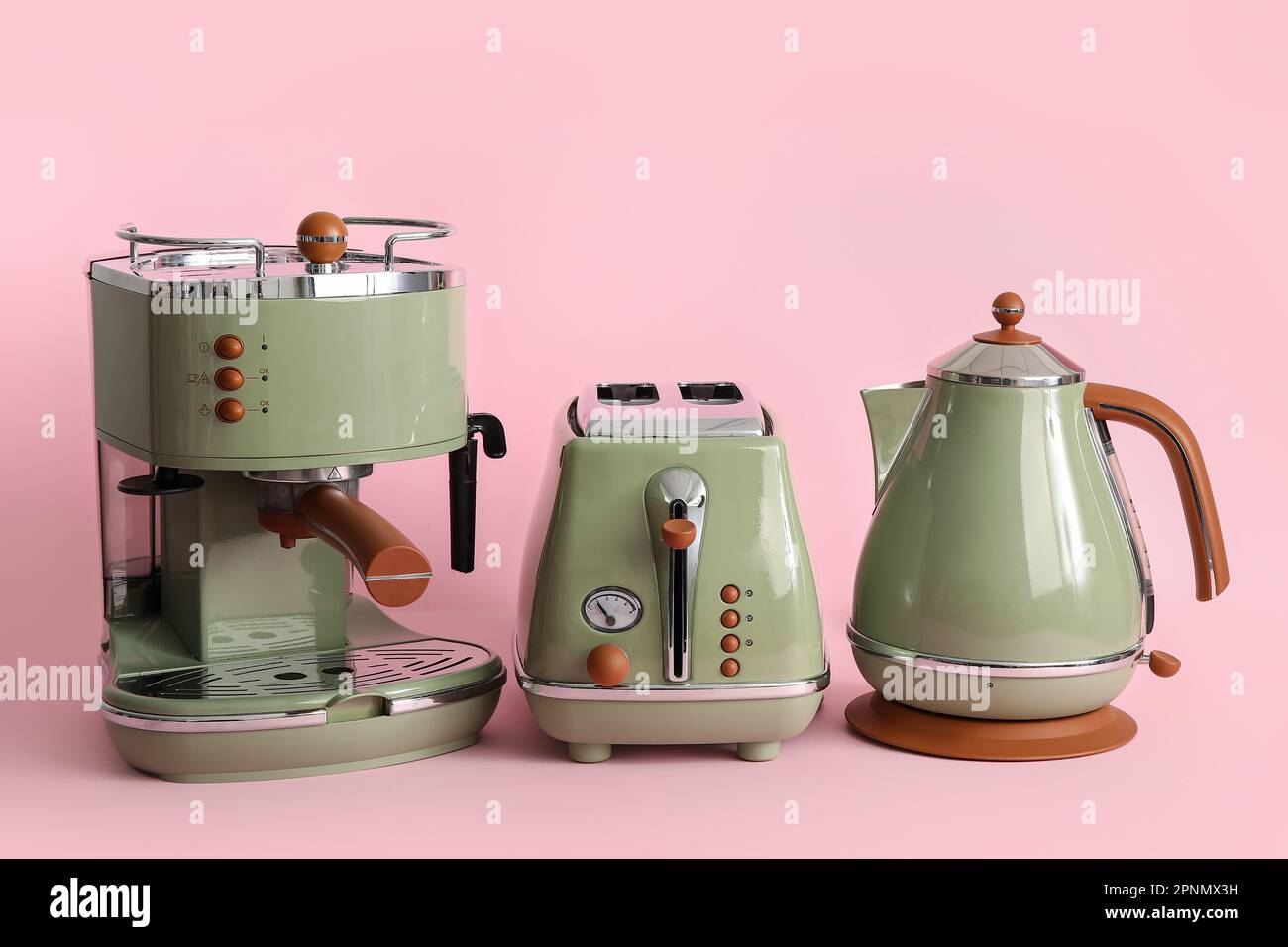 Kaffeemaschine, Toaster und elektrischer Wasserkocher auf pinkfarbenem  Hintergrund Stockfotografie - Alamy