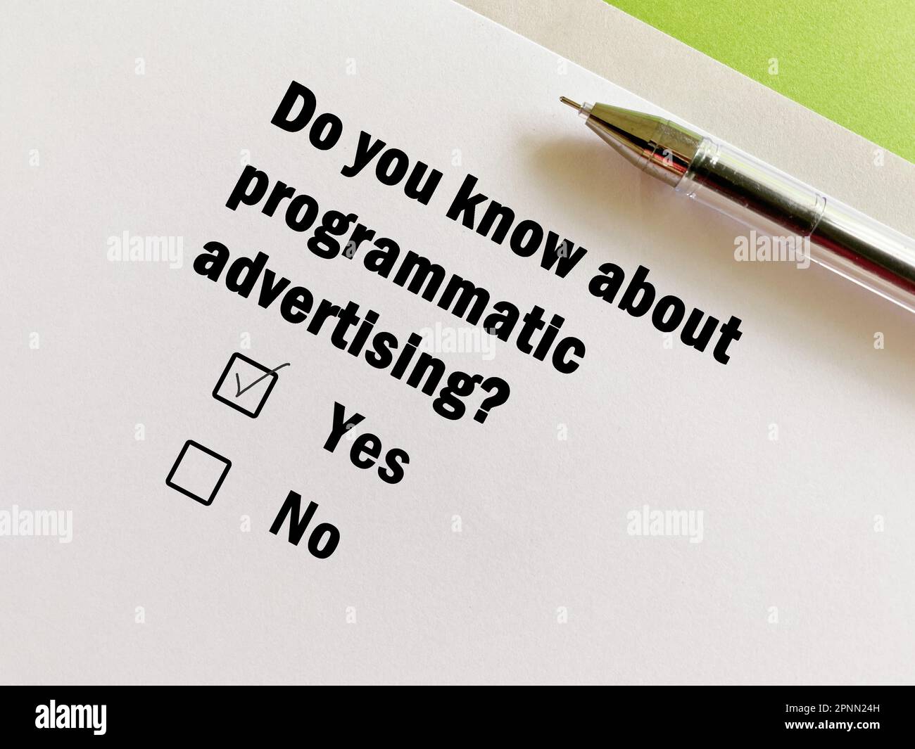 Eine Person beantwortet eine Frage zur Werbung. Er kennt sich mit programmatischer Werbung aus. Stockfoto