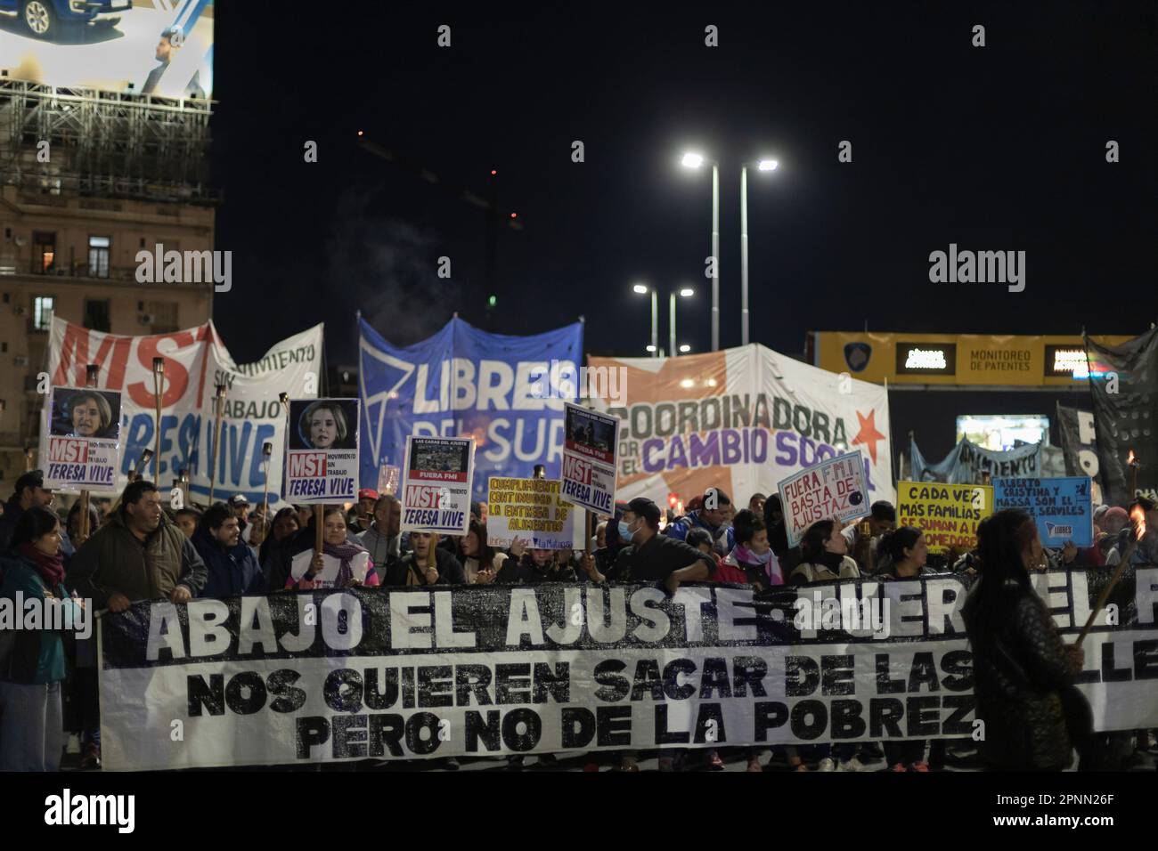 Buenos Aires, Argentinien. 19. April 2023. Die Organisationen, aus denen sich die Unidad Piquetera zusammensetzt, führten einen marsch mit Fackeln durch und zelten auf der Plaza de Mayo vor dem Regierungsgebäude. Sie fordern, dass die Regierung mit den Anpassungen zurückzieht, die sie auf Ersuchen des IWF an Sozialprogrammen vornimmt. (Kredit: Esteban Osorio/Alamy Live News) Stockfoto