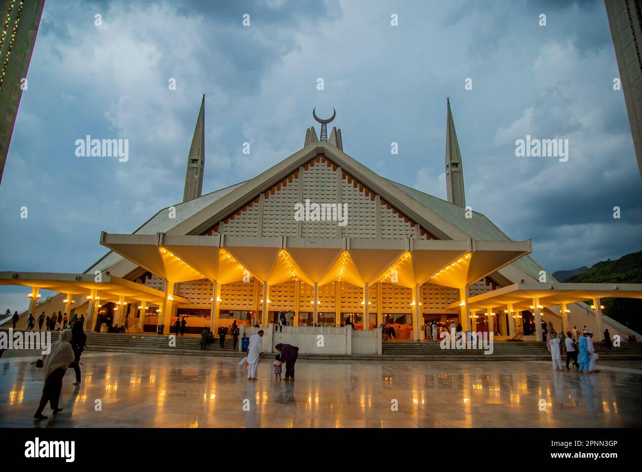 Der bewölkte Tag der Shah Faisal Moschee (Masjid), die moderne islamische Architektur in der Hauptstadt Islamabads von Pakistan im April 19. 2023 Stockfoto