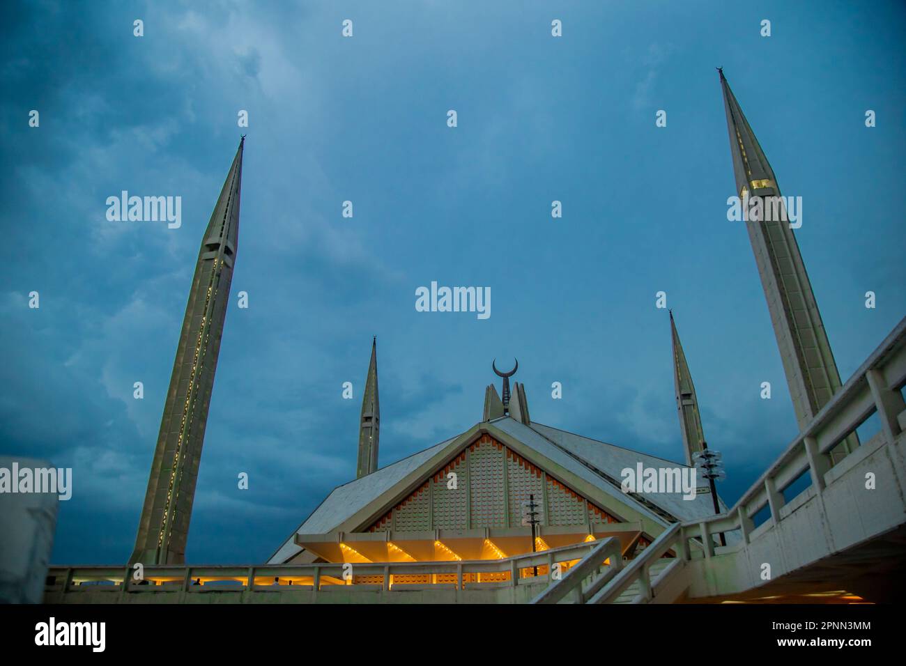 Der bewölkte Tag der Shah Faisal Moschee (Masjid), die moderne islamische Architektur in der Hauptstadt Islamabads von Pakistan im April 19. 2023 Stockfoto