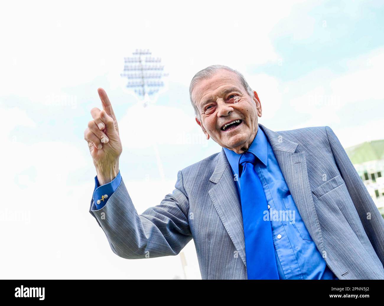 Foto von Simon Wilkinson/SWpix.com - 19/04/2023 - Cricket - The 90. Birthday Party of Harold " Dickie " Bird today ( Weds ) Celebration with friends in the Howard Suite at Yorkshire County Cricket Club - Dickie Bird Pictured at Headingley Stockfoto