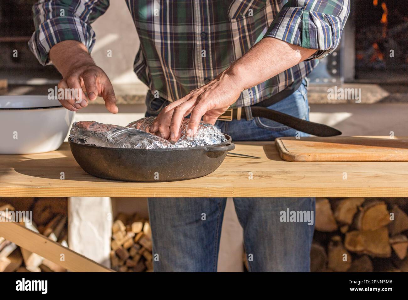 Der Prozess des Kochens von Fleisch. Hausmannskost-Rezepte Stockfoto