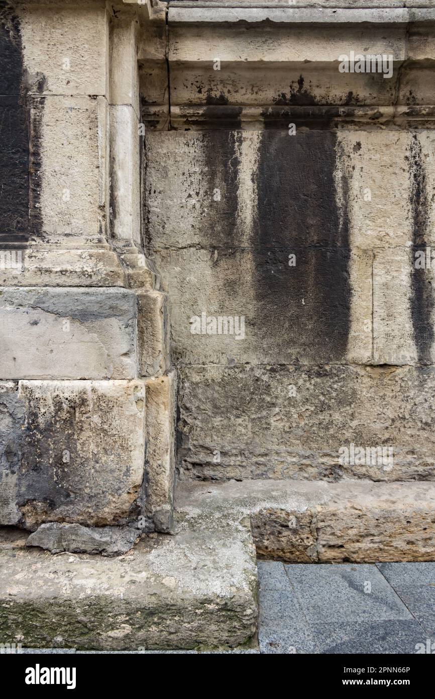 Bruchteil einer Steinmauer eines alten Gebäudes. Der Putz wurde natürlich gealtert. Hintergrund für Text Stockfoto Bruchteil einer Steinmauer eines alten Gebäudes. Der Putz wurde natürlich gealtert. Hintergrund für Text Stockfoto