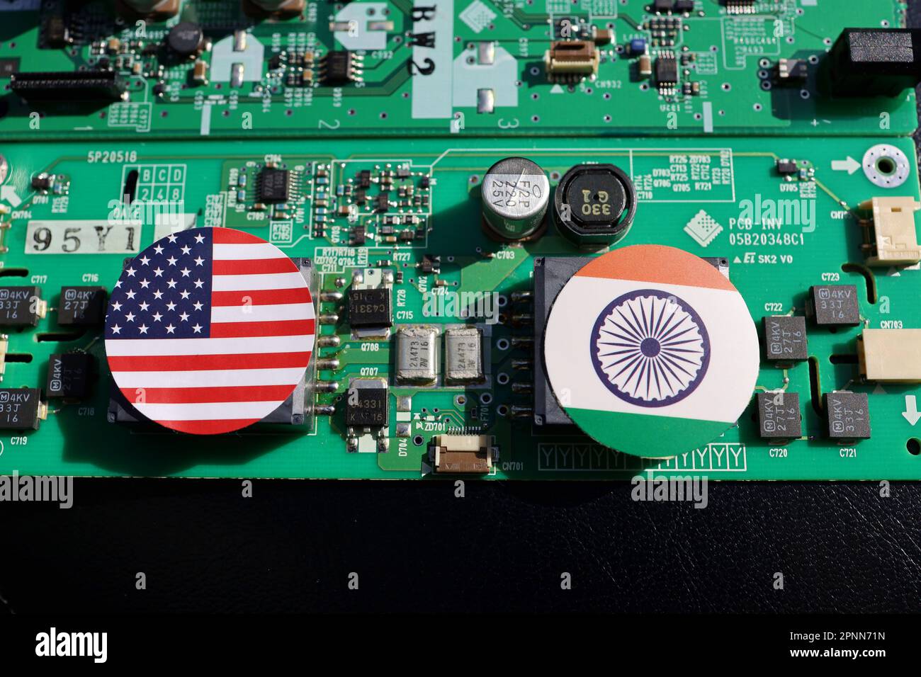 Motherboards und Flaggen: USA und Indien, Bild einer härteren Halbleiter-Lieferkette. Stockfoto