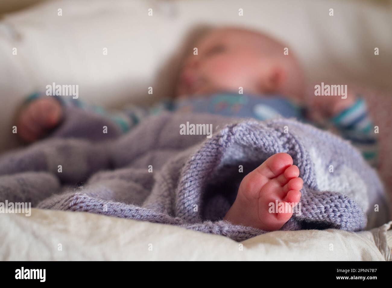 Aktenfoto vom 24.01/2016, von einem Baby, das in einem Korb schläft. Der "tote Winkel" im Kinderbetreuungssystem muss angesprochen werden, sagte eine Wohltätigkeitsorganisation. Der NSPCC Schottland hat einen Bericht veröffentlicht, in dem untersucht wird, wie Kinder im Alter von bis zu drei Jahren im Betreuungssystem behandelt werden. Es wurde gesagt, dass die vorrangige Berücksichtigung der Bedürfnisse von Säuglingen entscheidend sein wird, um das Versprechen einzuhalten - ein von der schottischen Regierung gebilligtes Versprechen, das Leben der Pflegenden zu verbessern. Ausgabedatum: Donnerstag, 20. April 2023. Stockfoto