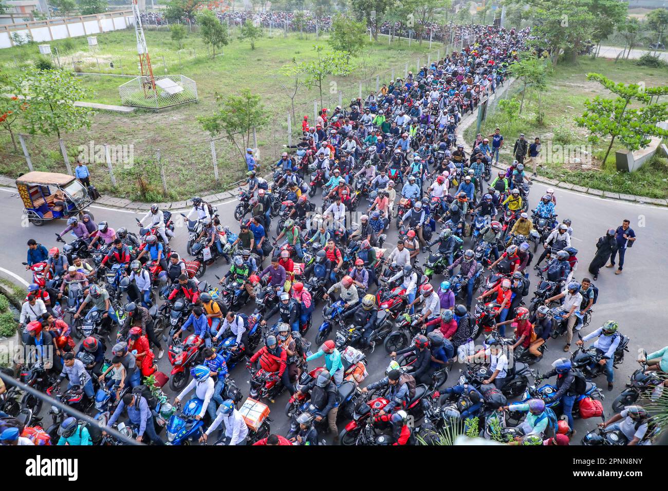 Dhaka, Bangladesch. 20. April 2023. Motorradfahrer stehen am 20. April 2023 in Munshiganj, Bangladesch, Schlange an, um die Maut für die Padma-Mehrzweckbrücke über den Fluss Padma zu zahlen, die die südlichen Gebiete des Landes mit der Hauptstadt Dhaka verbindet. Die Menschen fahren am Heimatbezirk der Hauptstadt Dhaka vorbei, um Eid-UL-Fitr mit ihrer Familie zu feiern. (Kreditbild: © Kazi Salahuddin via ZUMA Press Wire) NUR REDAKTIONELLE VERWENDUNG! Nicht für den kommerziellen GEBRAUCH! Stockfoto