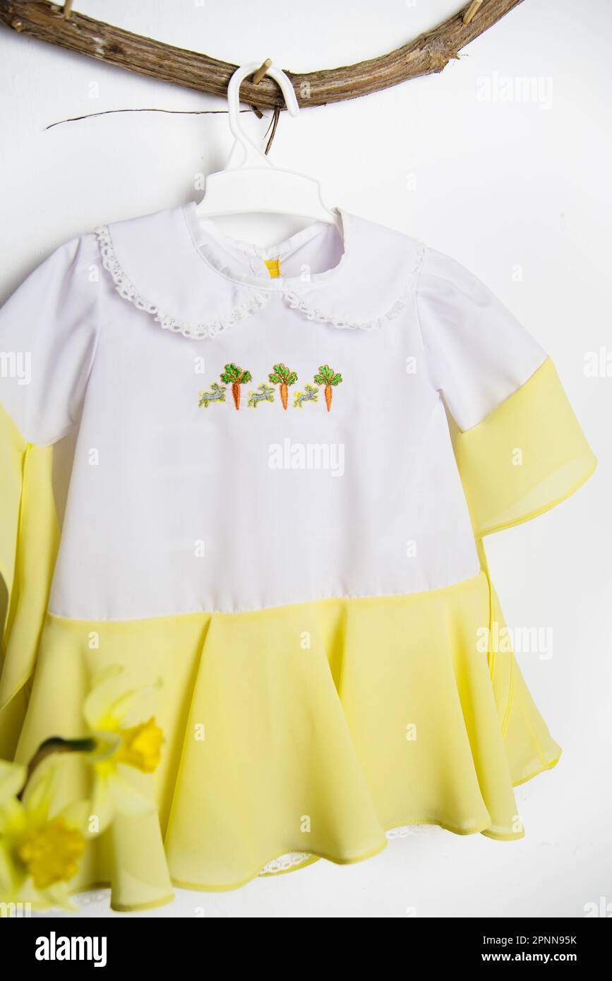 Kinderkleid, Outfit für ein Fotoshooting, süßes Kleid für ein 1-jähriges Mädchen, weiß mit Gelb Stockfoto