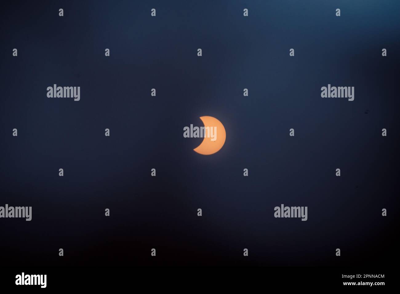 Solar Eclipse am 20. April 2023. Der Mond bedeckt teilweise die Sonne. Dies wurde an anderen Orten als totale Sonnenfinsternis beobachtet. Stockfoto