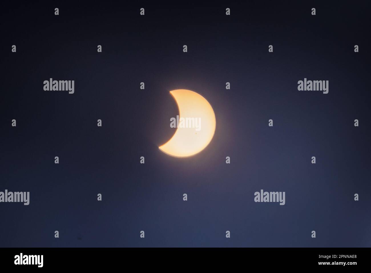 Solar Eclipse am 20. April 2023. Der Mond bedeckt teilweise die Sonne. Dies wurde an anderen Orten als totale Sonnenfinsternis beobachtet. Stockfoto