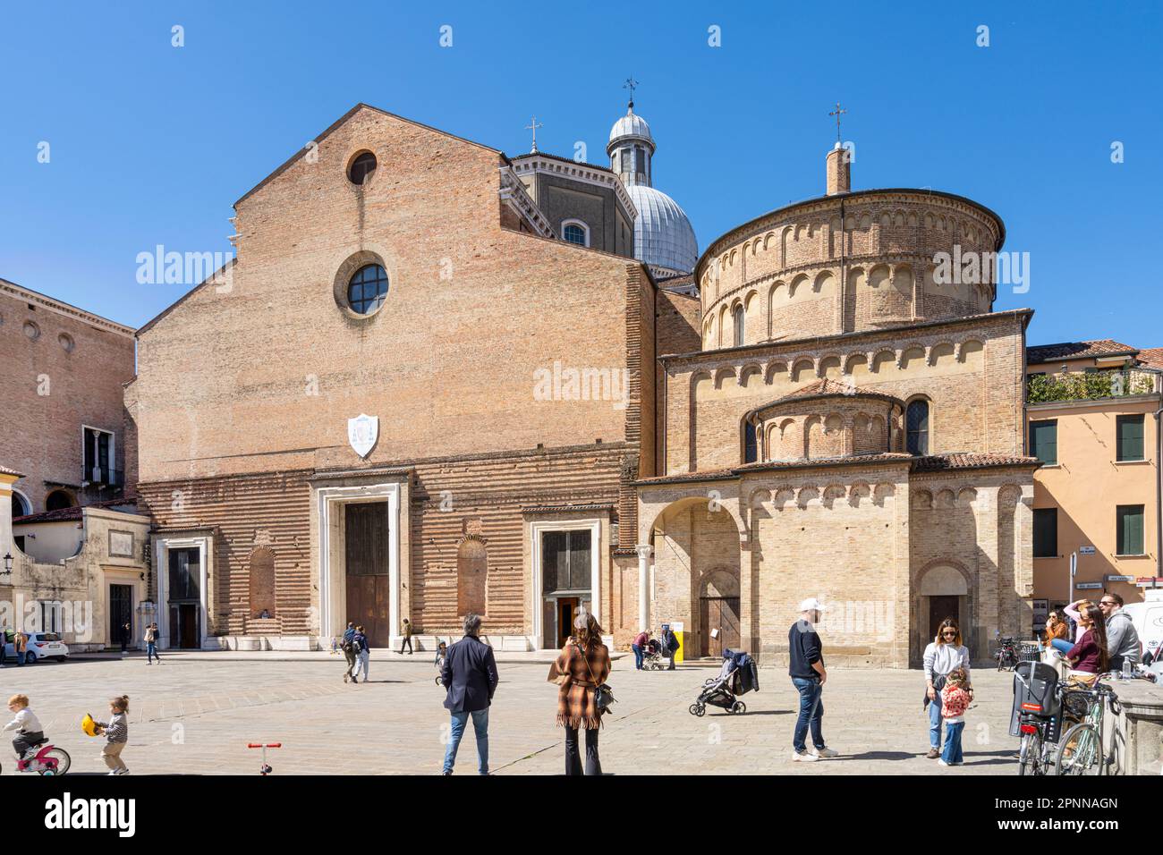 Padua, Italien. April 2023. Padua, Italien. April 2023. Außenansicht der Kathedrale Santa Maria Assunta im Stadtzentrum Stockfoto
