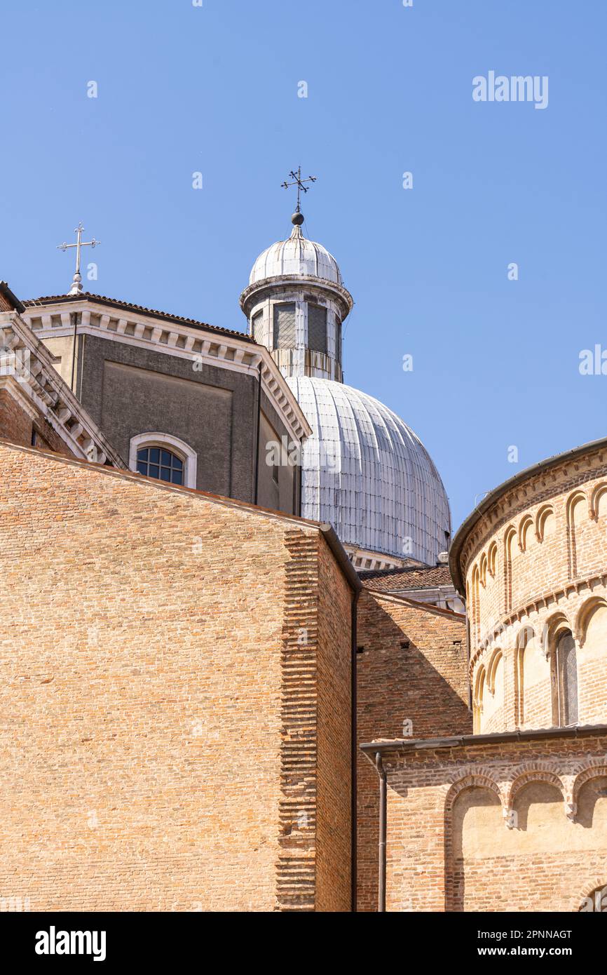 Padua, Italien. April 2023. Padua, Italien. April 2023. Außenansicht der Kathedrale Santa Maria Assunta im Stadtzentrum Stockfoto