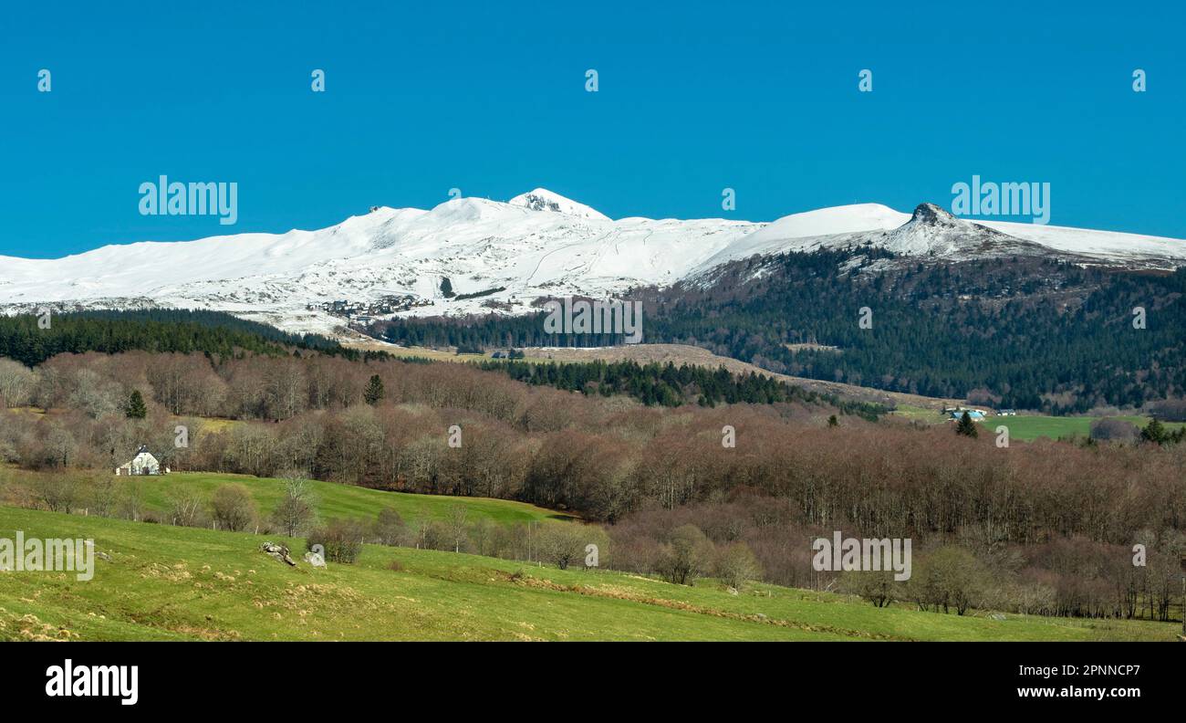 Sancy-Massiv im Winter, regionaler Naturpark der Auvergne-Vulkane, Departement Puy de Dome, Auvergne-Rhone-Alpes, Frankreich Stockfoto