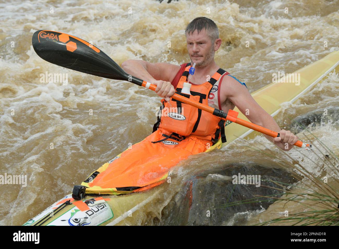 Erwachsener Paddelboot, Dusi Canoe Marathon 2023, ikonisches extremes Sportevent, Durban, Südafrika, Abenteuersport, Freizeitaktivität, Fitness Stockfoto