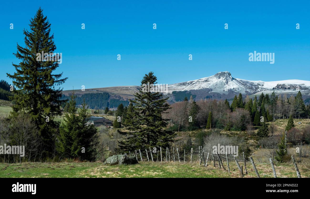 Banne d'Ordanche im Winter, Auvergne Volcanoes Regional Nature Park, Puy de Dome Department, Auvergne Rhone Alpes, Frankreich Stockfoto