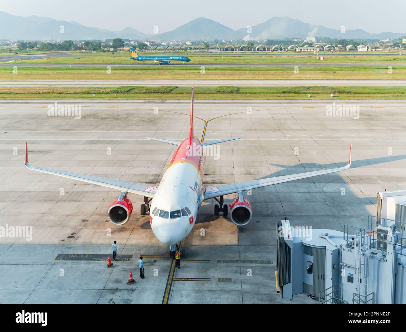 Der VietJet Airbus A320 kommt an einem Gate am Noi Bai International Airport (NIA) an, dem Hauptflughafen von Hanoi, der Hauptstadt von Vietnam. Vietnam Airlines Air Stockfoto