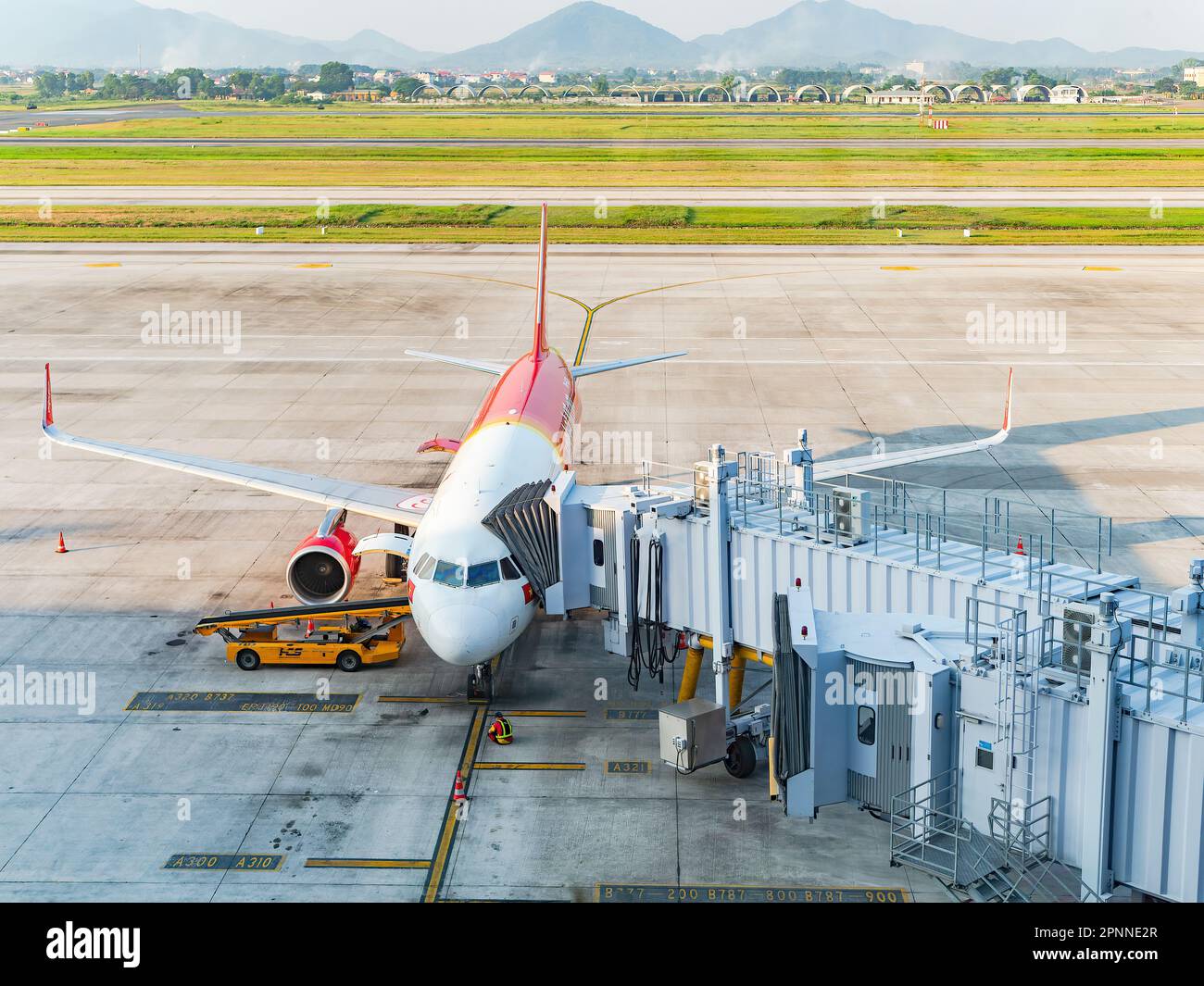 VietJet Airbus A320 NEO an einem Gate am Noi Bai International Airport (NIA), dem Hauptflughafen von Hanoi, der Hauptstadt von Vietnam. Stockfoto