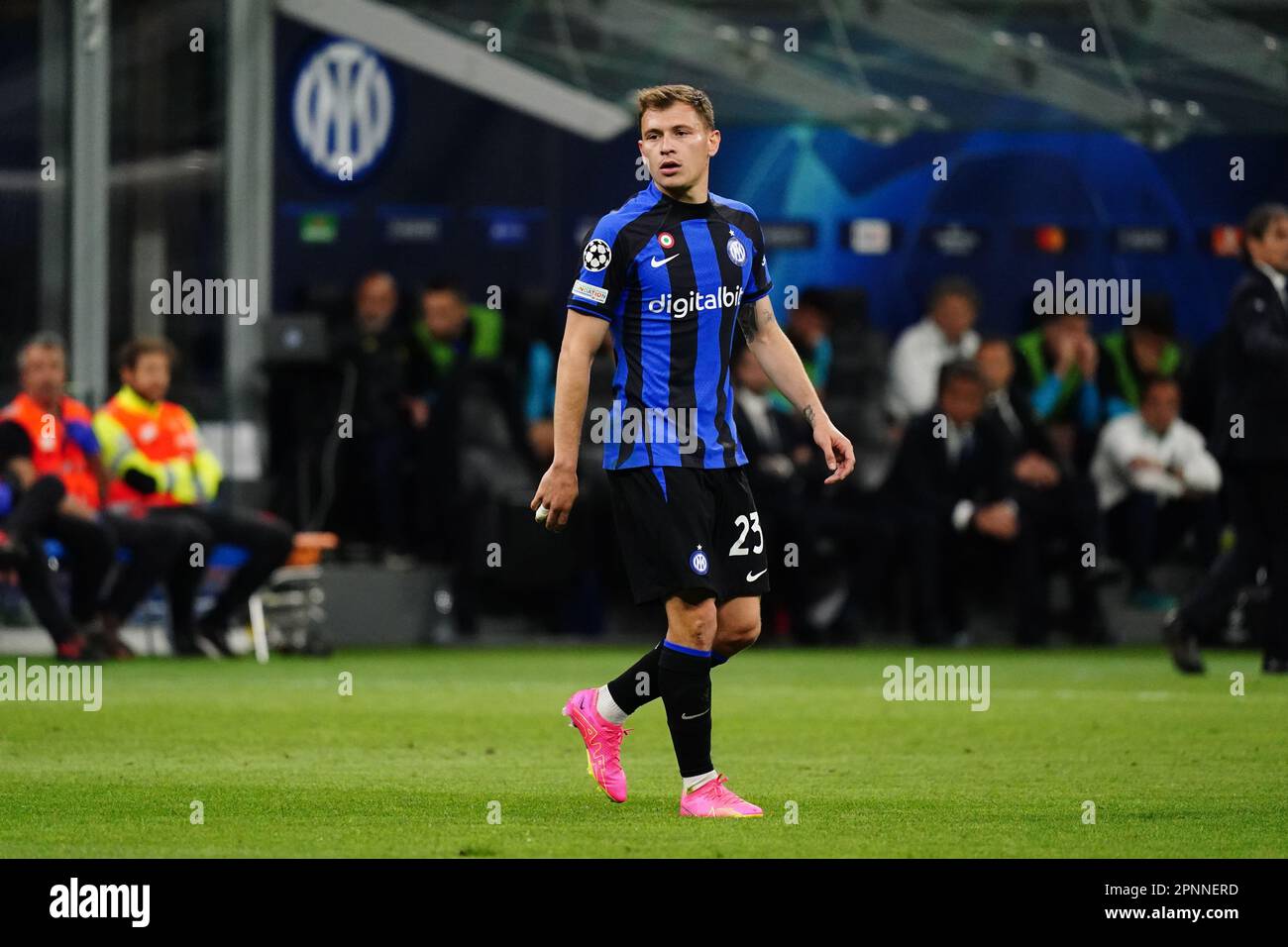 Mailand, Italien - 19. April 2023 Nicolo' Barella (FC Inter) während der UEFA Champions League, Viertelfinale, 2.-teiliges Fußballspiel zwischen dem FC Internazionale und der SL Benfica am 19. April 2023 im Giuseppe Meazza Stadion in Mailand, Italien - Foto Luca Rossini/E-Mage Stockfoto