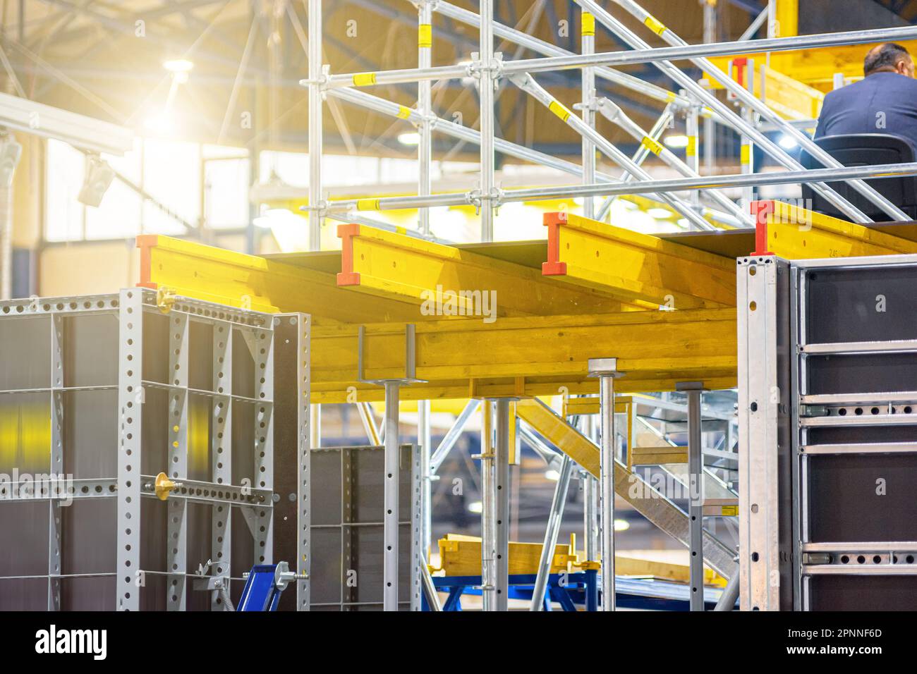 Gelbe Metallbalken auf Gerüststützen. Stockfoto