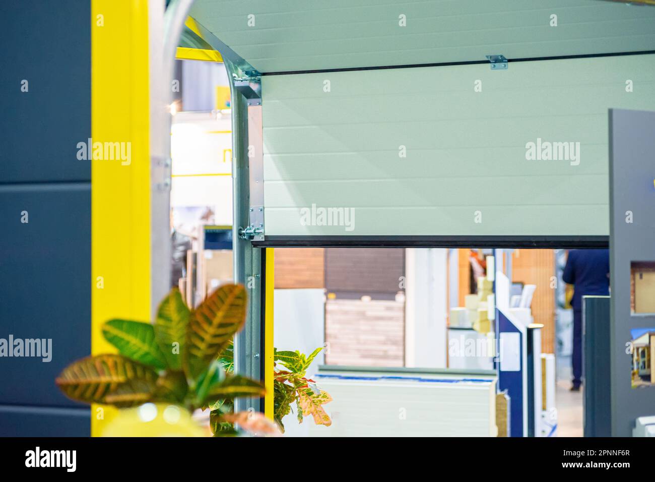 Automatische geteilte Garagentore aus Metall. Stockfoto