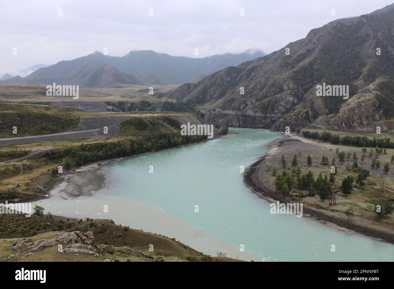 Der Zusammenfluss von zwei Flüssen verschiedener Farben, Chuya und Katun, zu einem. Berglandschaft, Altai Republik, Russland. Hochwertiges Foto Stockfoto