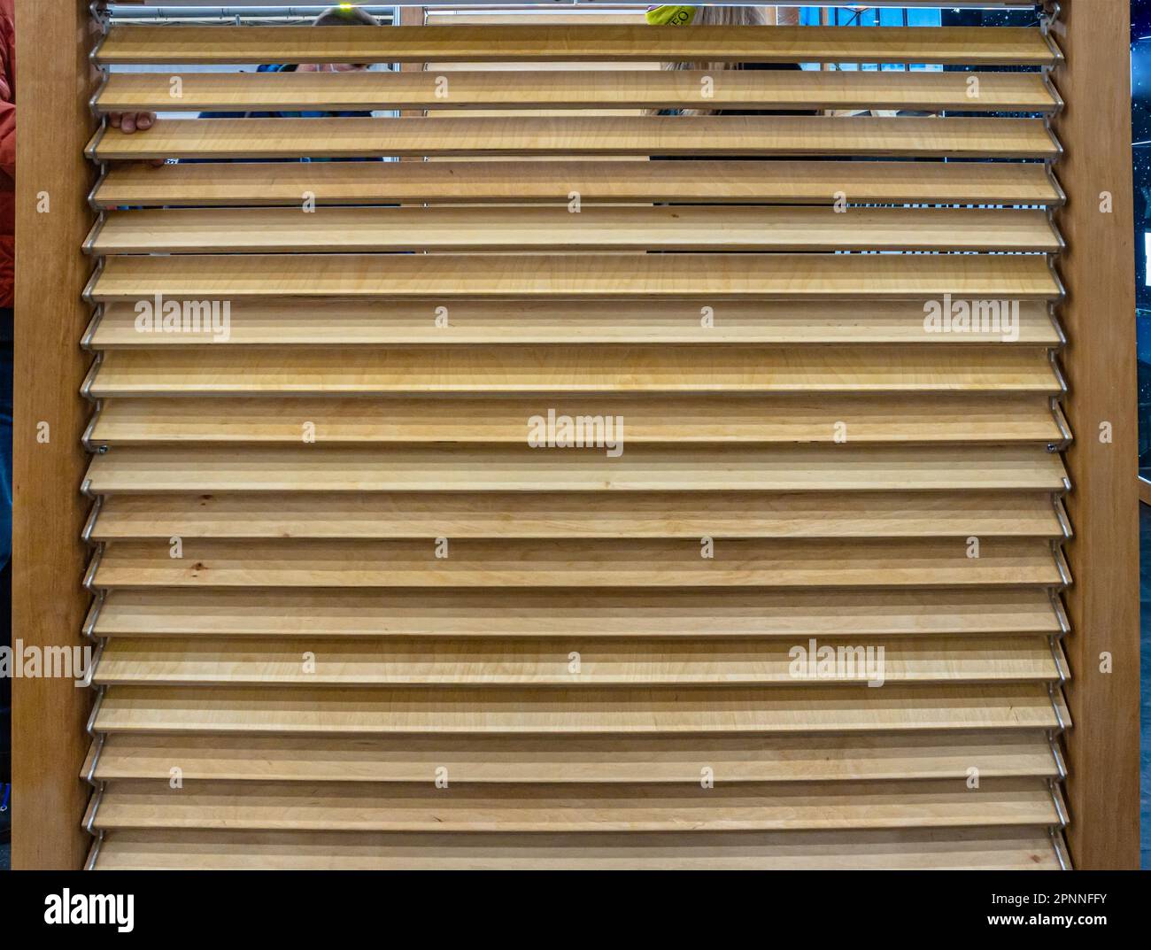 Fensterläden aus Holz. Für Bürogebäude, Einkaufszentren. Stockfoto