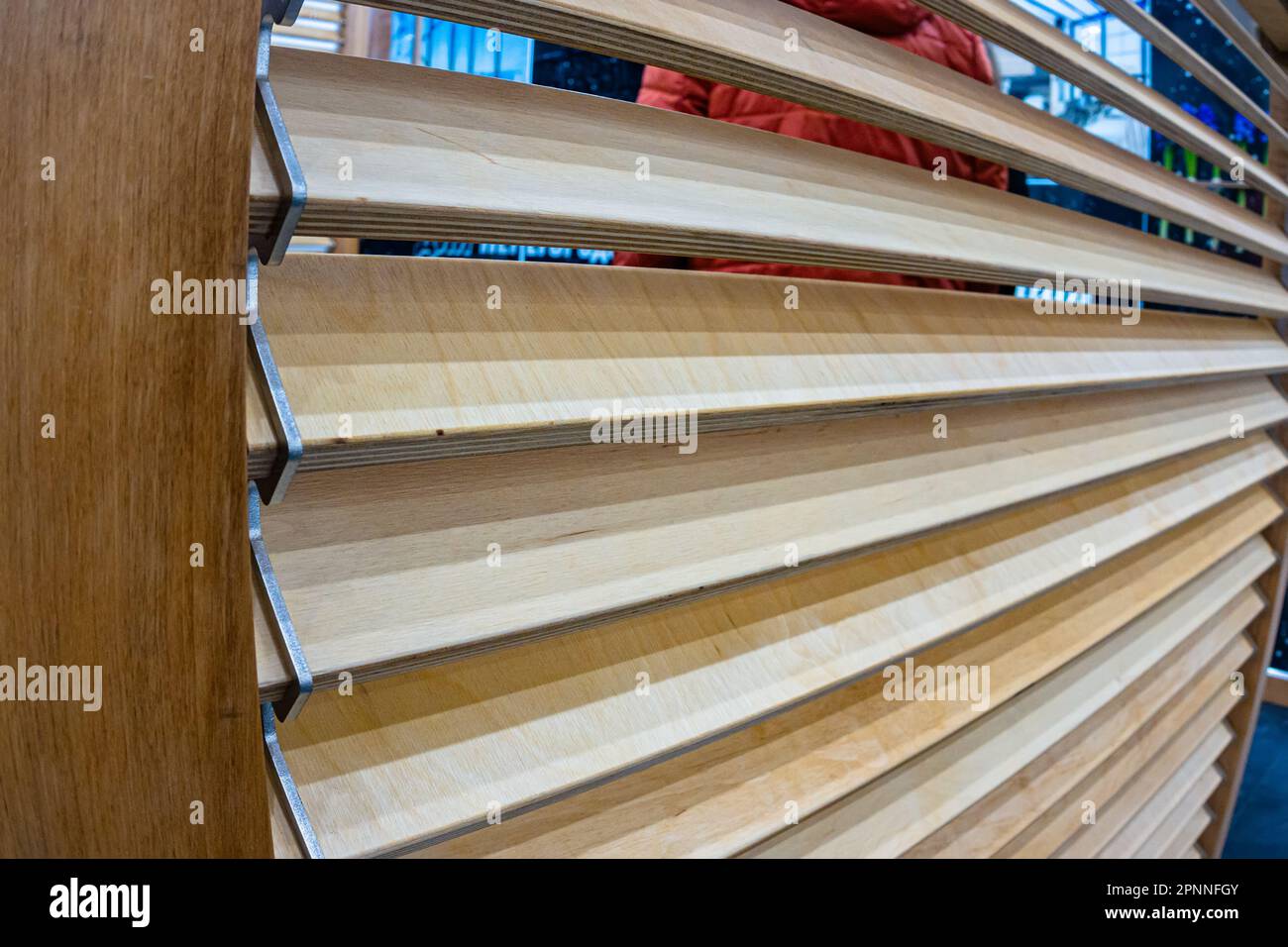 Fensterläden aus Holz. Für Bürogebäude, Einkaufszentren. Stockfoto