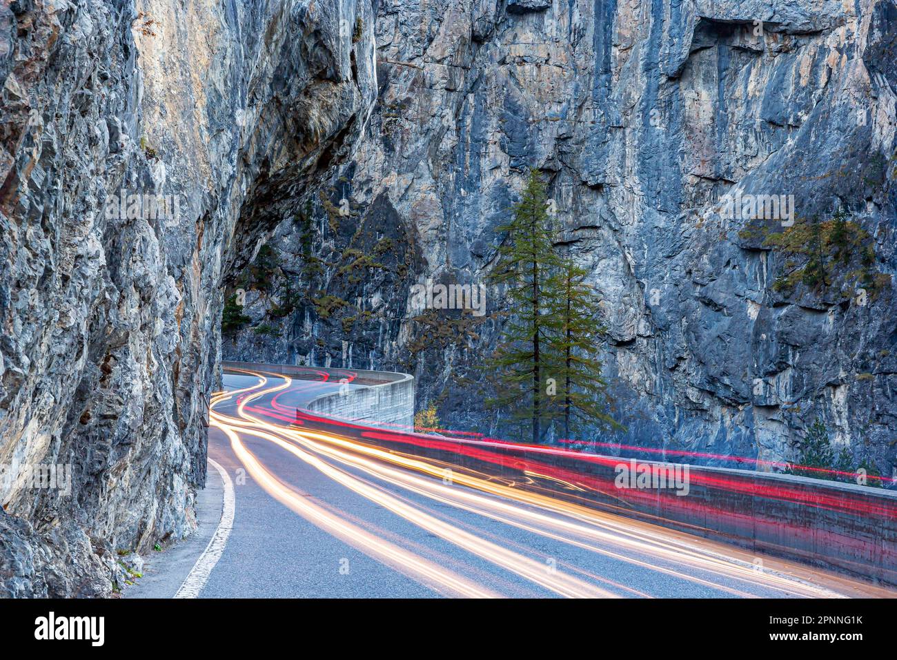Albula Pass, Straße mit vielen Kurven, Lichtweg, Berguen, Grisons, Schweiz Stockfoto