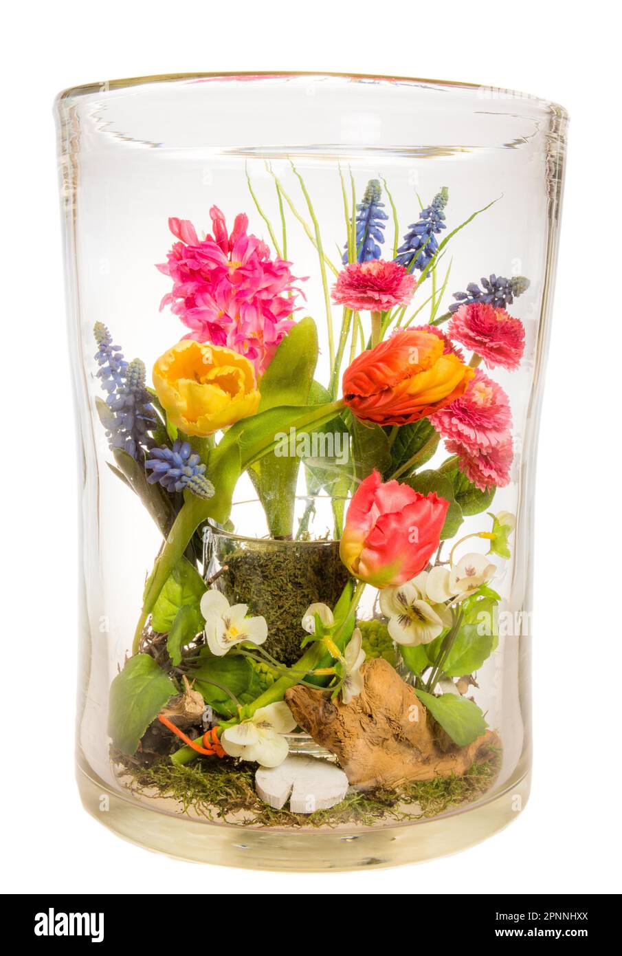 Bouquet von künstlichen Blumen aus Kunststoff in einer großen Glasvase Stockfoto