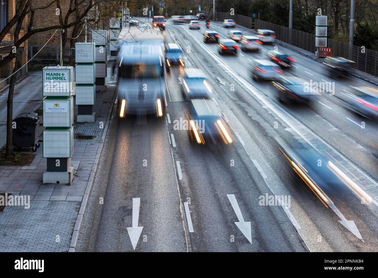 Verkehr auf der Straße bei Neckartor, 17 Säulen mit Luftfiltern, um die hohen Mengen an Feinstaub und Stickoxiden aus der Luft zu entfernen, Filter Stockfoto