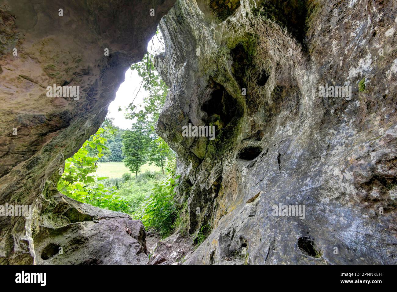 Höhle Hohlenstein-Stadel in der Schwäbischen Alb, Eiszeit-Höhle, Ort des Löwenmanns, Elfenbeinfigur aus der Paläolithenzeit, älteste menschliche Skulptur in Stockfoto