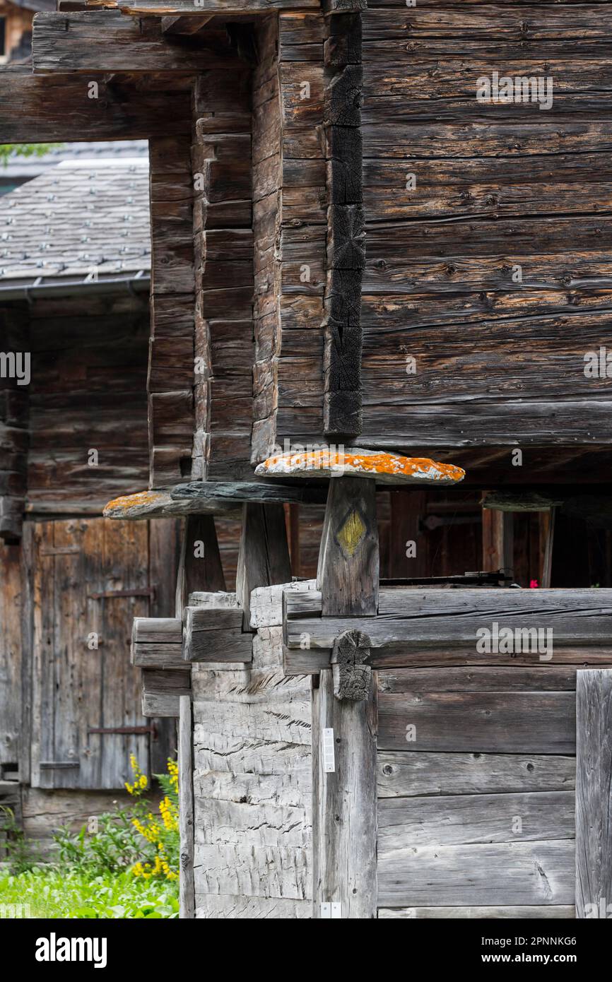 Typisches Walais Bauernhaus im Holzbau, Steinscheiben schützen vor Mäusen, Niederwald, Goms, Wallis, Schweiz Stockfoto