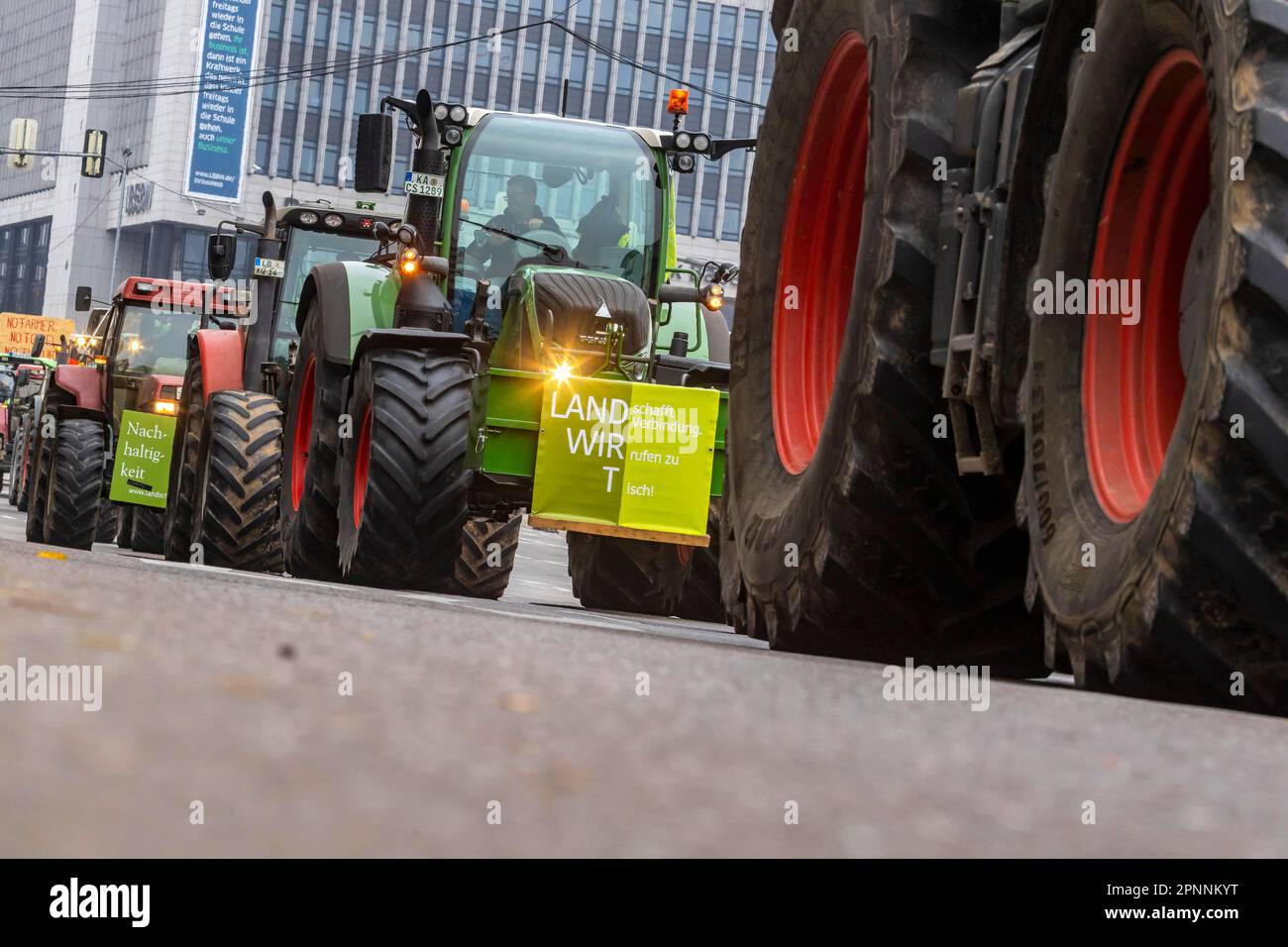 Die Landwirte demonstrieren gegen die Agrarpolitik der Bundesregierung und der EU sowie gegen schlechte Preise und sammeln sich mit Traktoren in der Stockfoto