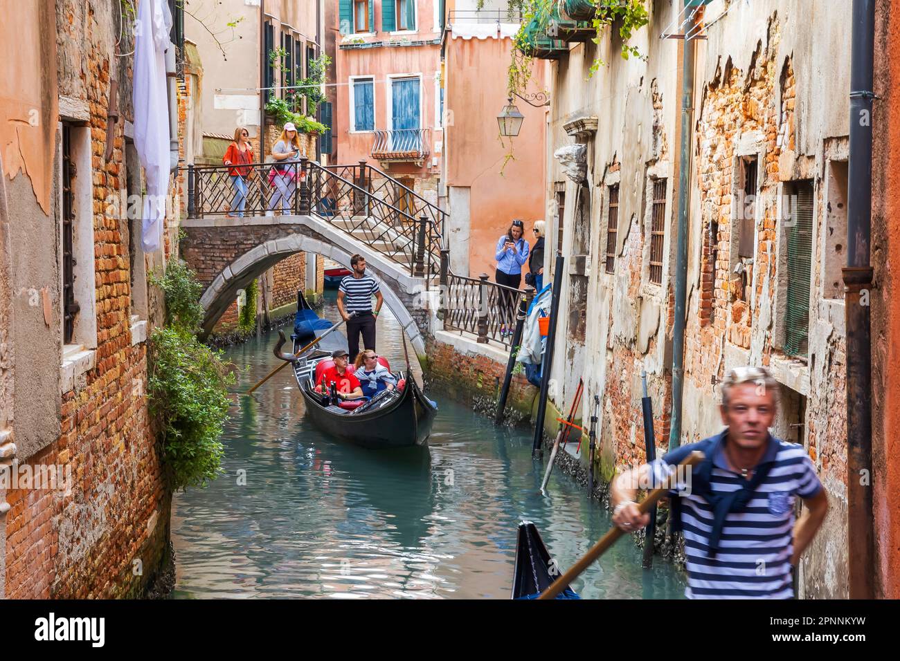Gondoliere in traditionellen Gondeln, Besichtigungstouren für Touristen durch enge Kanäle, Venedig, Venetien, Italien Stockfoto