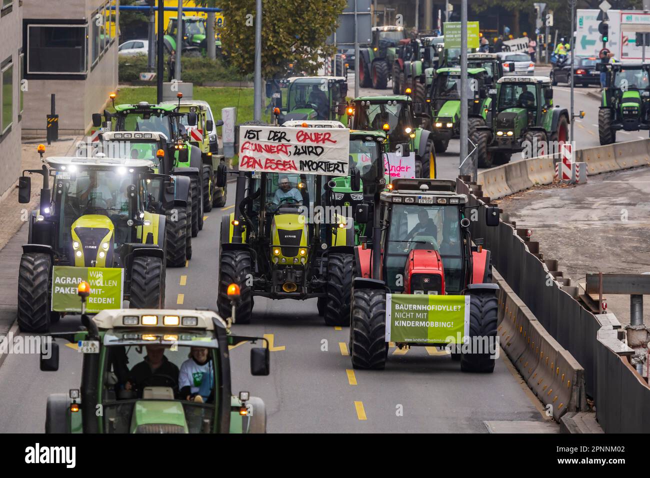 Die Landwirte demonstrieren gegen die Agrarpolitik der Bundesregierung und der EU sowie gegen schlechte Preise und sammeln sich mit Traktoren in der Stockfoto