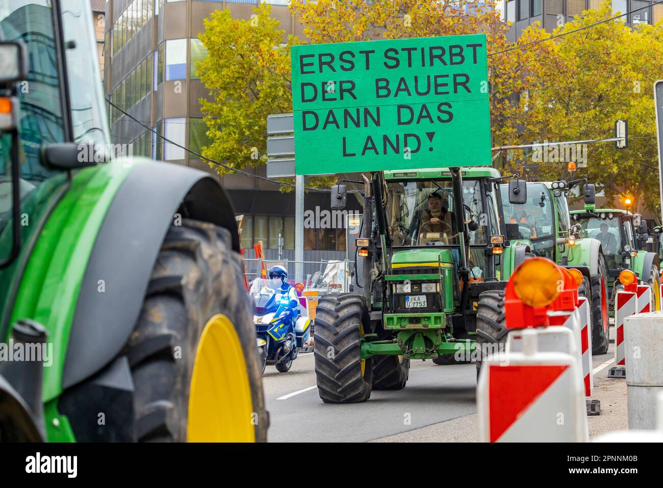 Die Landwirte demonstrieren gegen die Agrarpolitik der Bundesregierung und der EU sowie gegen schlechte Preise und sammeln sich mit Traktoren in der Stockfoto
