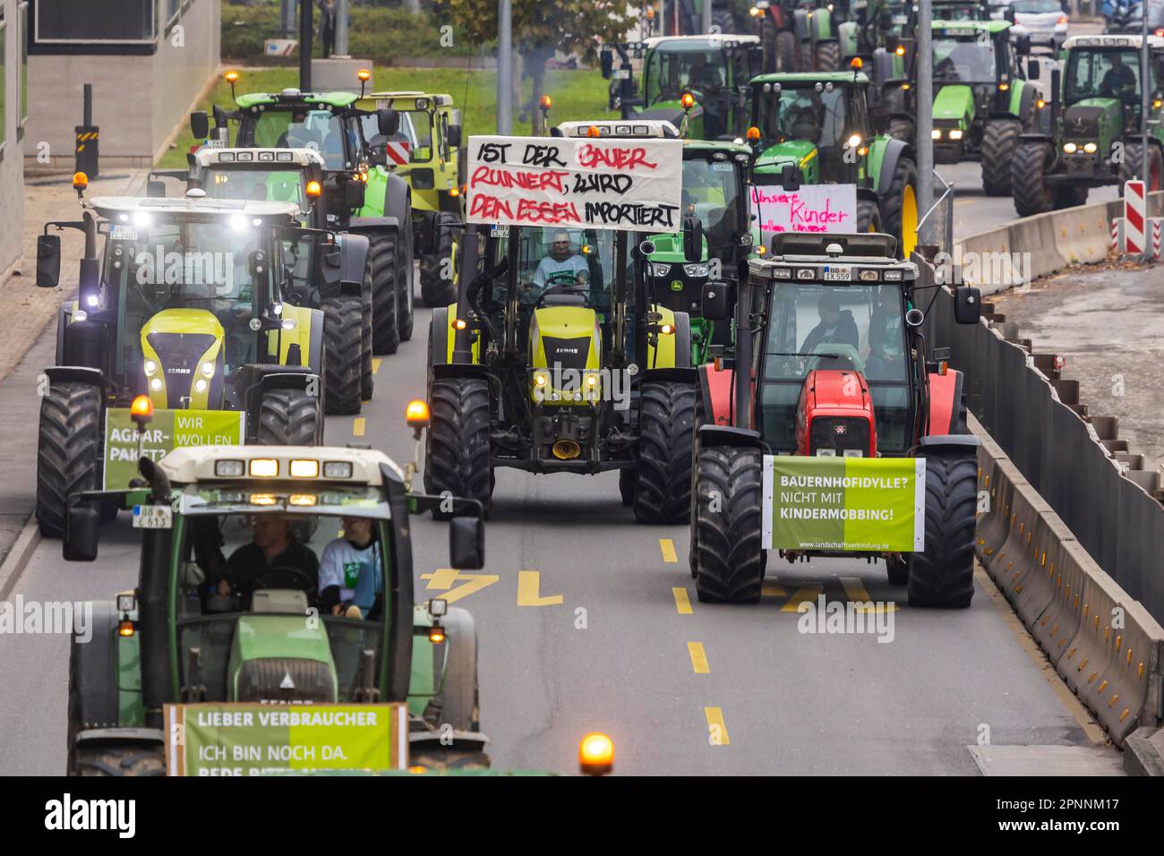 Die Landwirte demonstrieren gegen die Agrarpolitik der Bundesregierung und der EU sowie gegen schlechte Preise und sammeln sich mit Traktoren in der Stockfoto