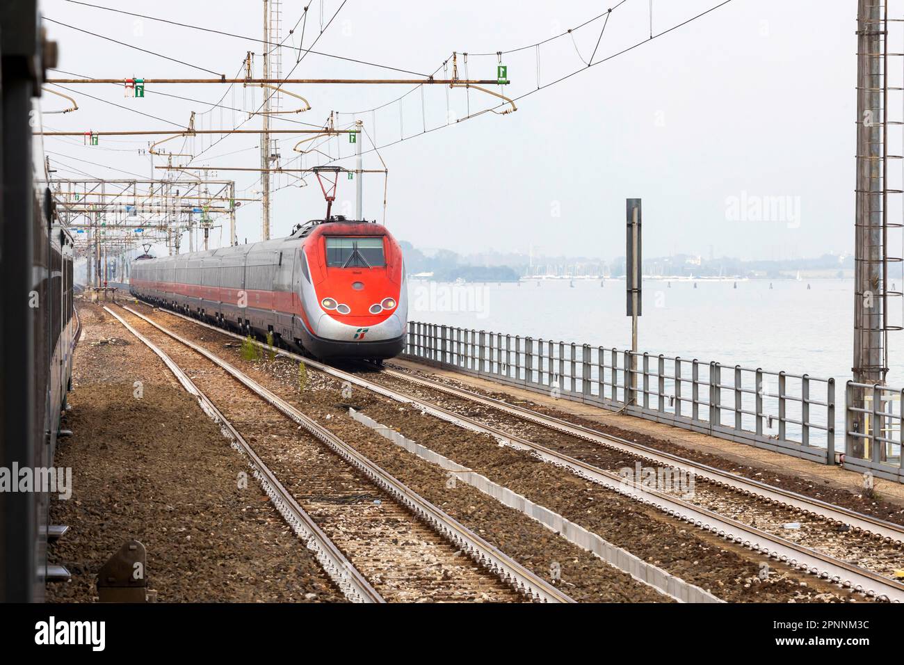 Frecciarossa, Hochgeschwindigkeitszug der italienischen Staatsbahn Trenitalia, Venedig, Venetien, Italien Stockfoto